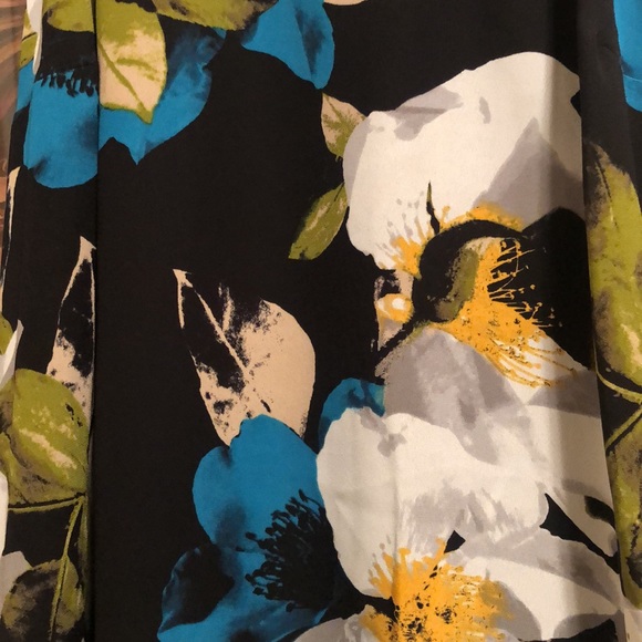 NWOT Worthington Flowy Flowered Top. Ties in the back. Beautiful rich colors. - Picture 4 of 15